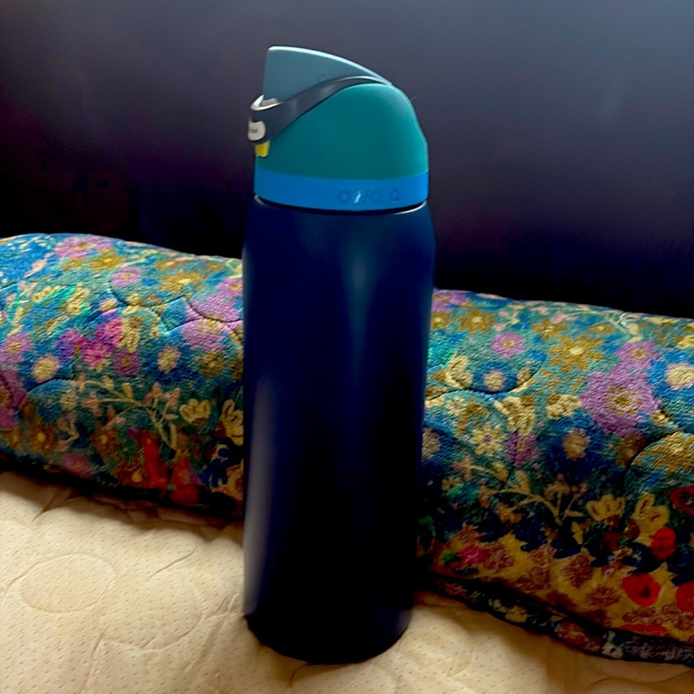 Owala vacuum insulated water bottlee 40 oz.